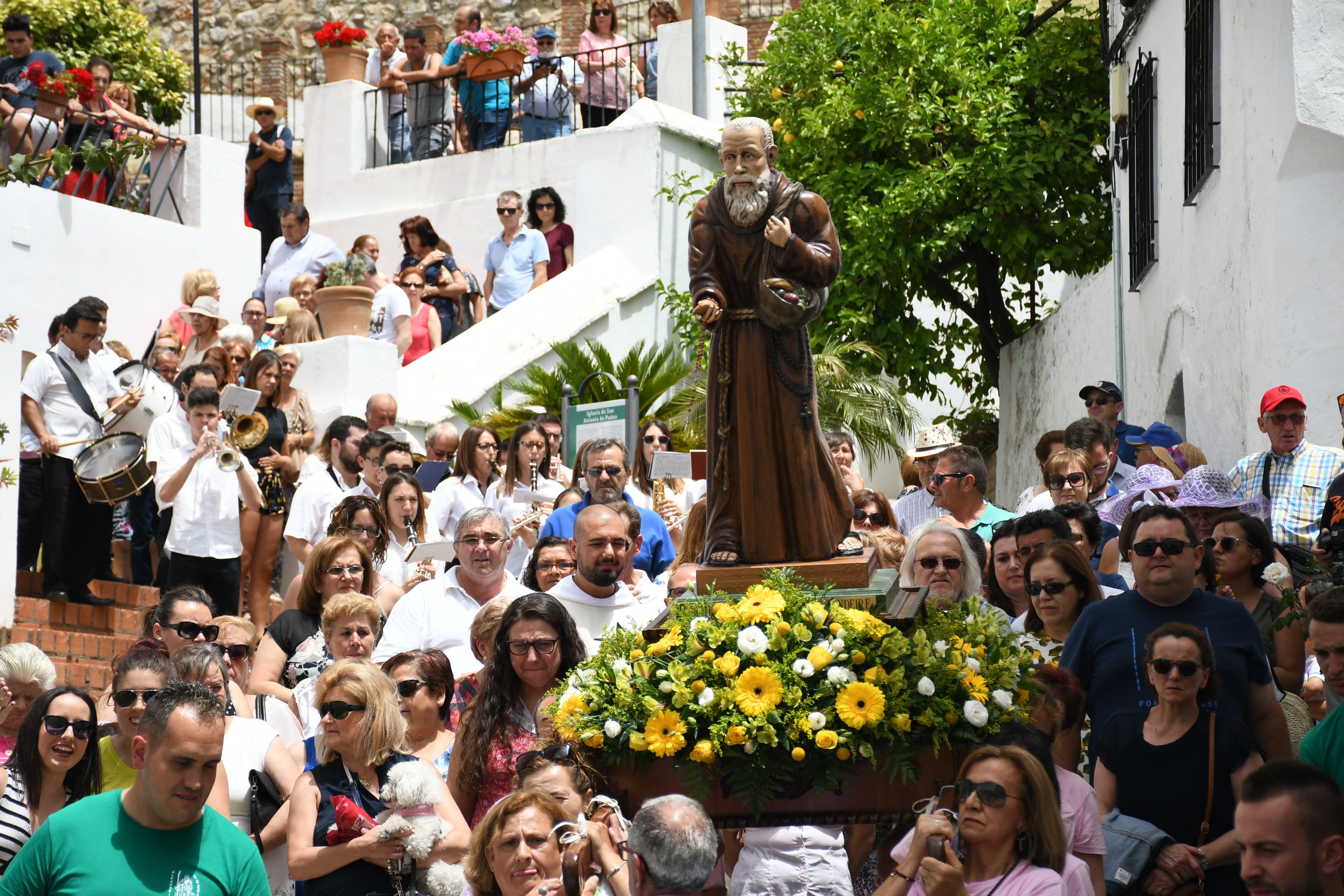 La imagen del beato Fray Leopoldo procesionando por las calles de Alpandeire