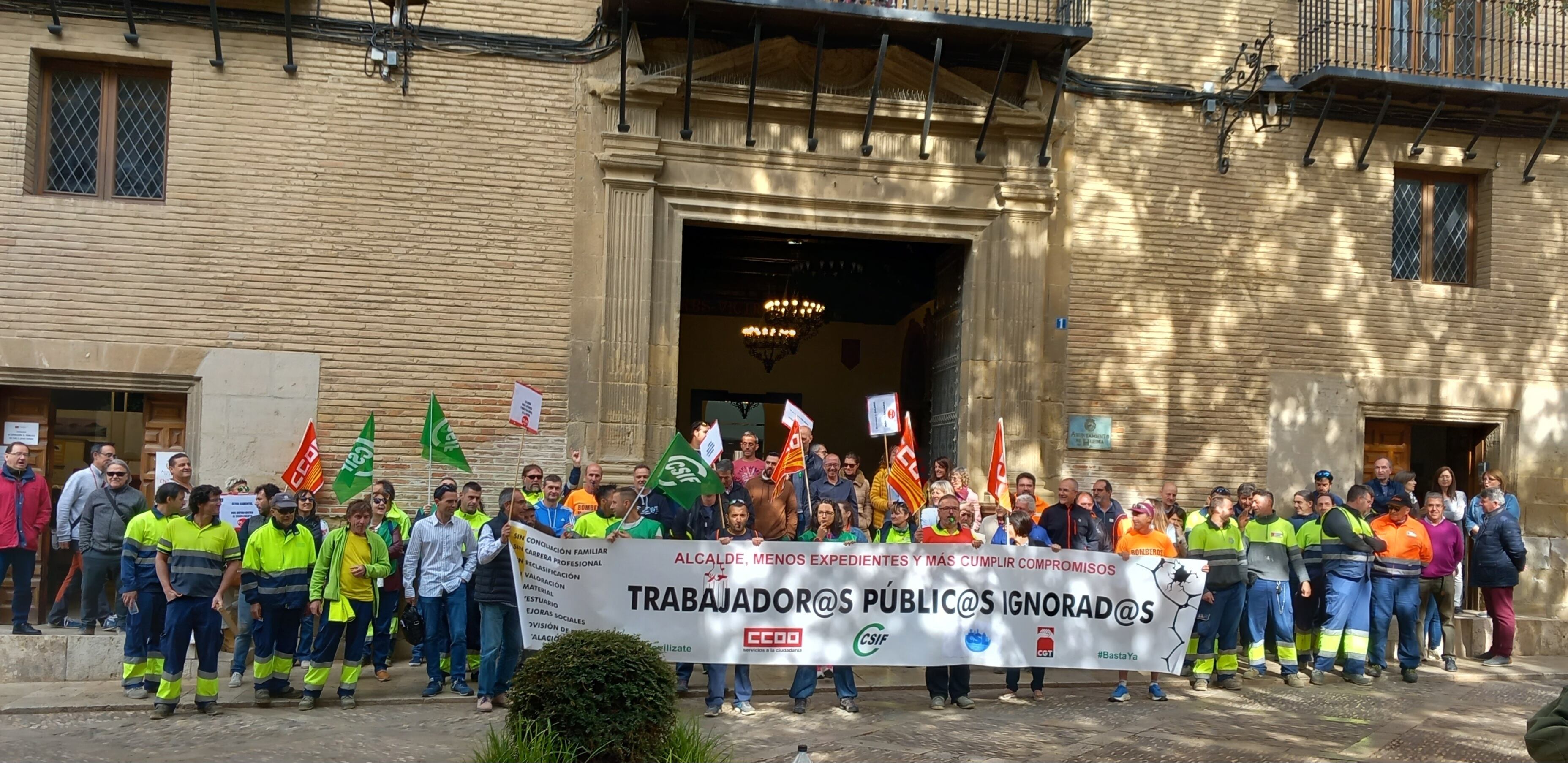 Trabajadores concentrados a las puertas del Ayuntamiento de Huesca