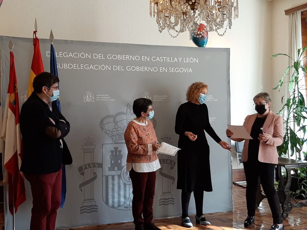 Lirio Martín, subdelegada del gobierno, haciendo entrega de un diploma y un detalle a las dos últimas empleadas públicas que se han jubilado en la Subdelegación, representando al resto