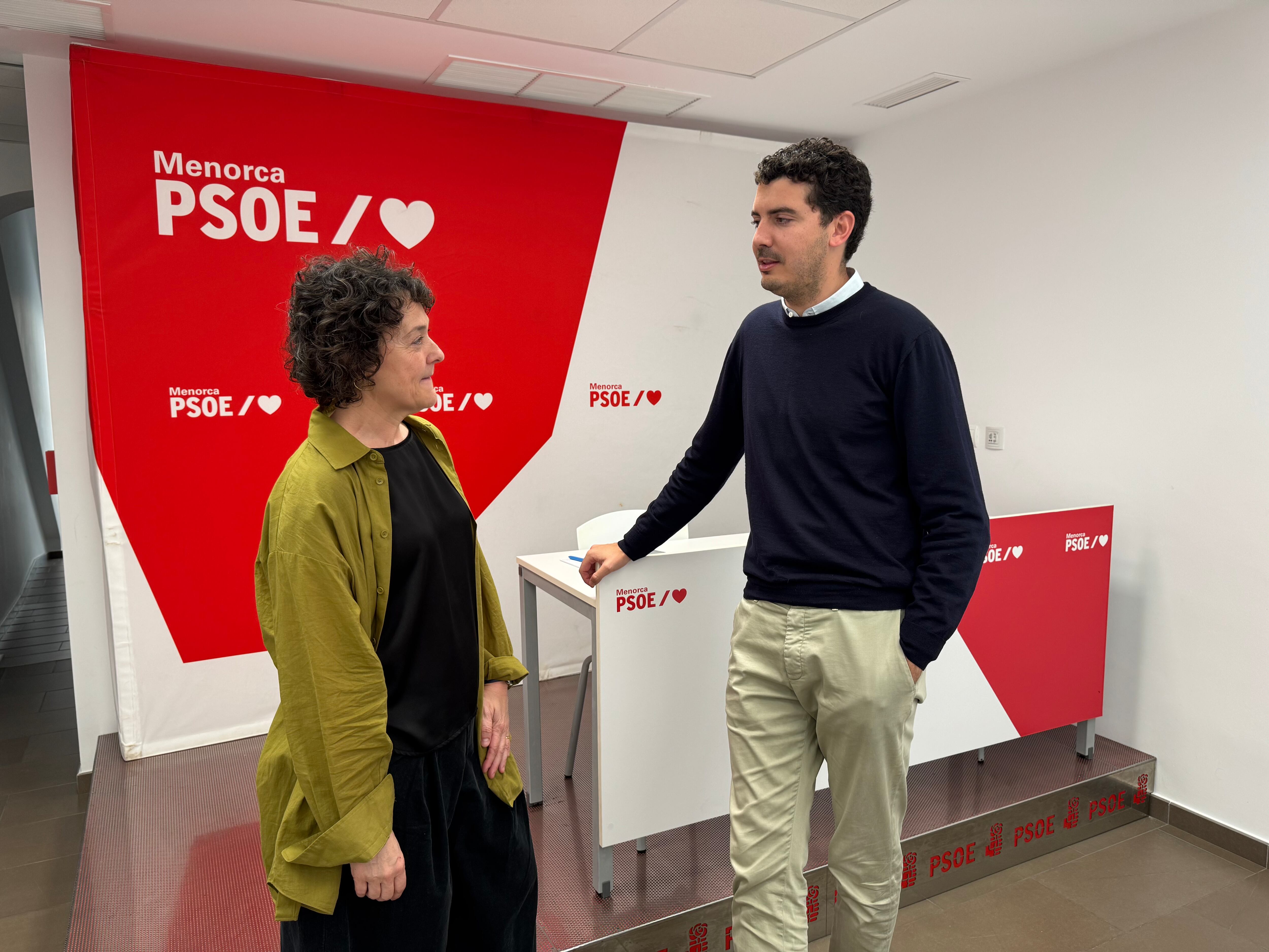 Pepe Mercadal i Pilar Carbonero van presentar la ponència marc del PSOE Menorca.