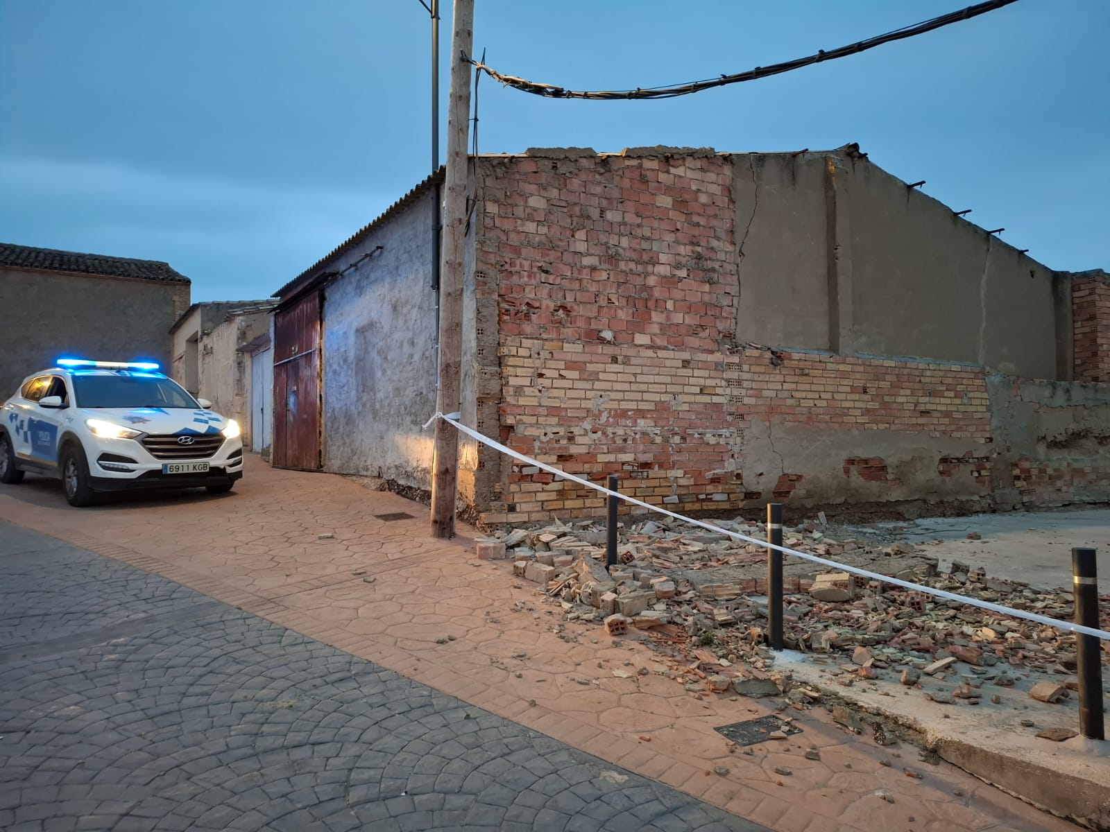Las fuertes rachas de viento en Ejea provocaron la caída de una pared de medianil en la Cantera Gramática