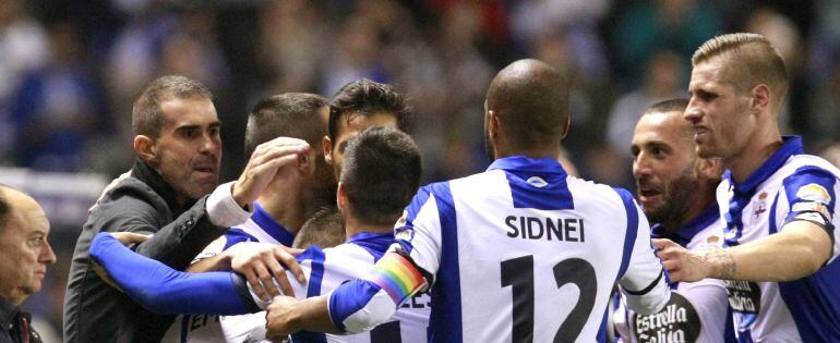  Los jugadores del Deportivo de la Coruña celebran el quinto gol del equipo gallego