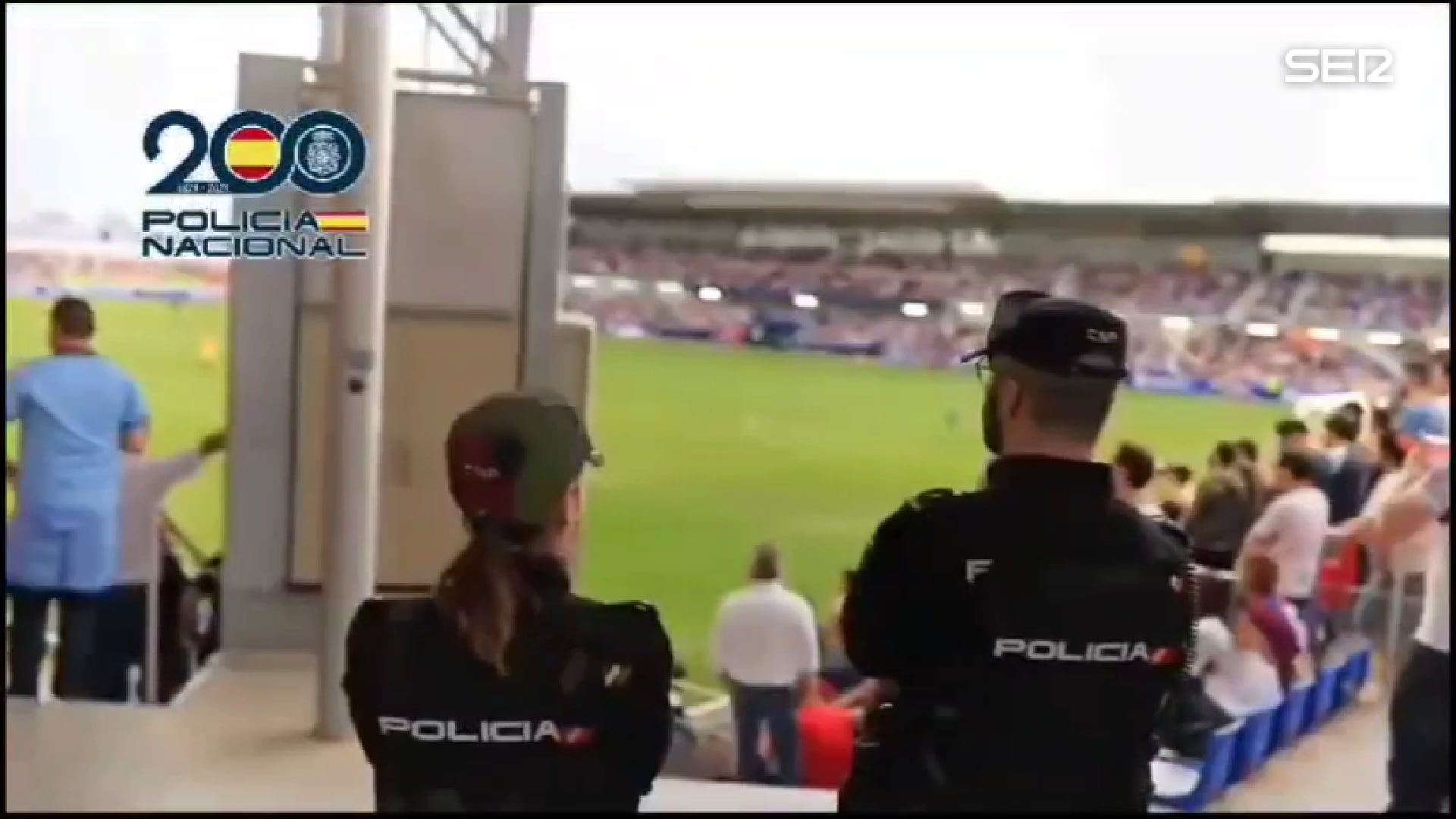 Agentes de la Policía Nacional dentro de El Alcoraz