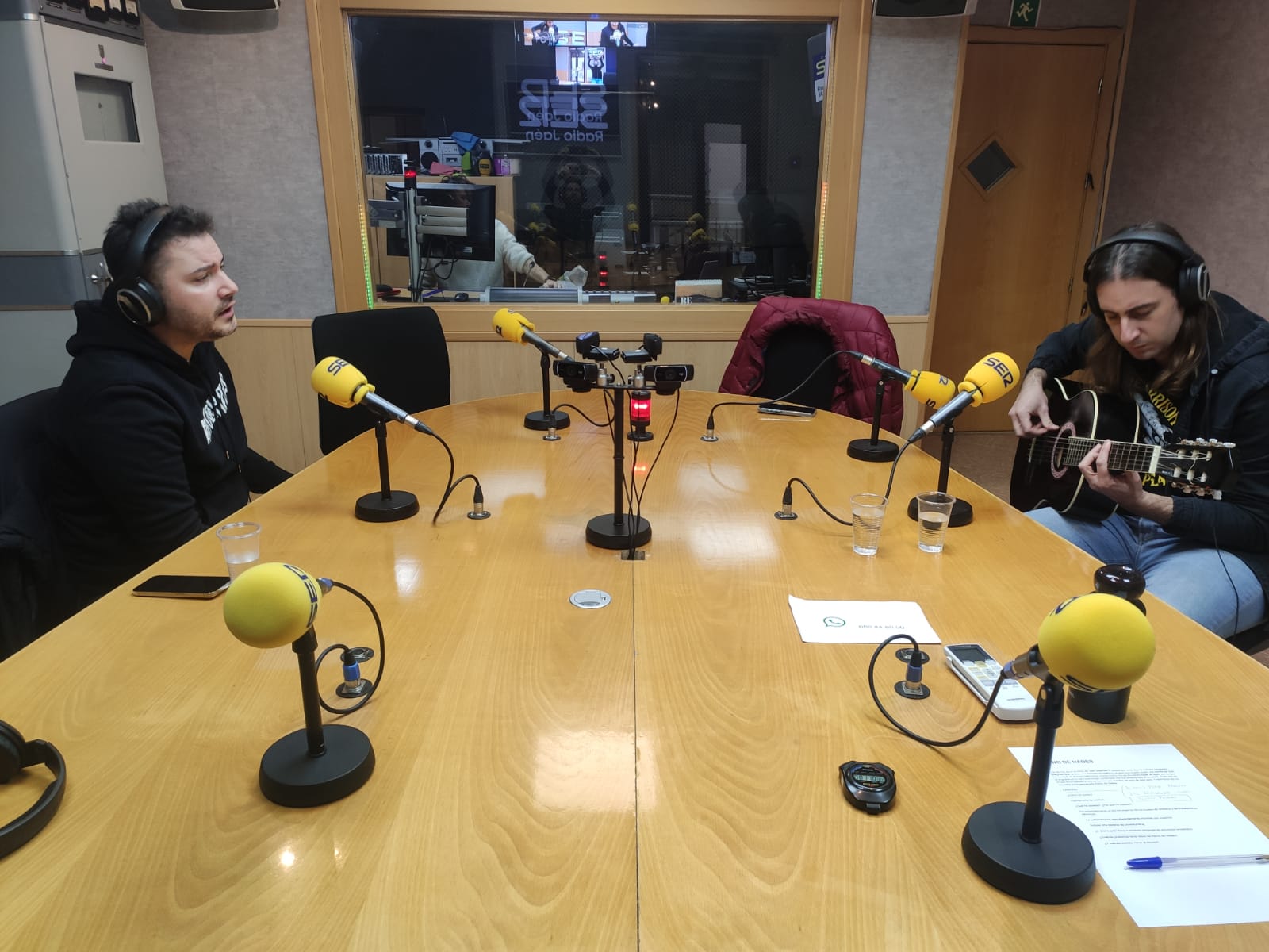 Joe Fernández y Antonio Pérez, componentes de la banda Reino de Hades, durante una entrevista y acústico en Radio Jaén Cadena SER.