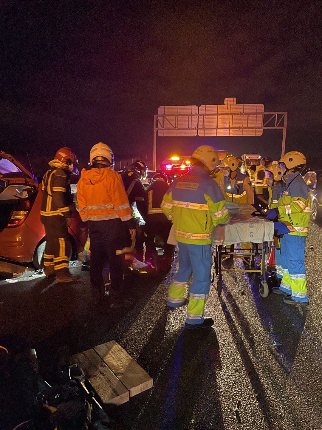 Los servicios de emergencia atendiendo a los heridos