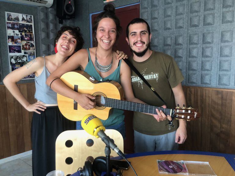 Mabel Flores (centro), junto a Mar Safont y Peri