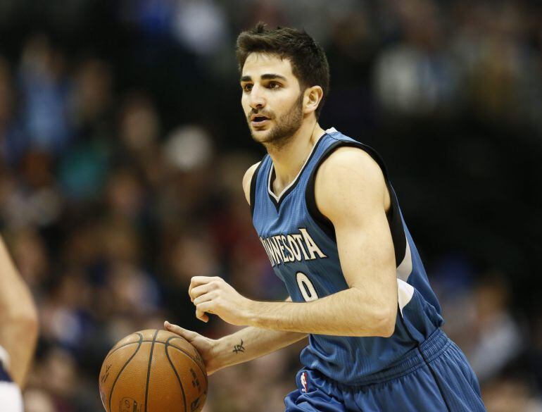 RML09. DALLAS (EE.UU.), 02/02/2015.- El defensor de Minnesota Timberwolves Ricky Rubio de España controla el balón ante Dallas Mavericks hoy, lunes 2 de febrero de 2015, durante un partido de la NBA celebrado en American Airlines Center en Dallas (EE.UU.)