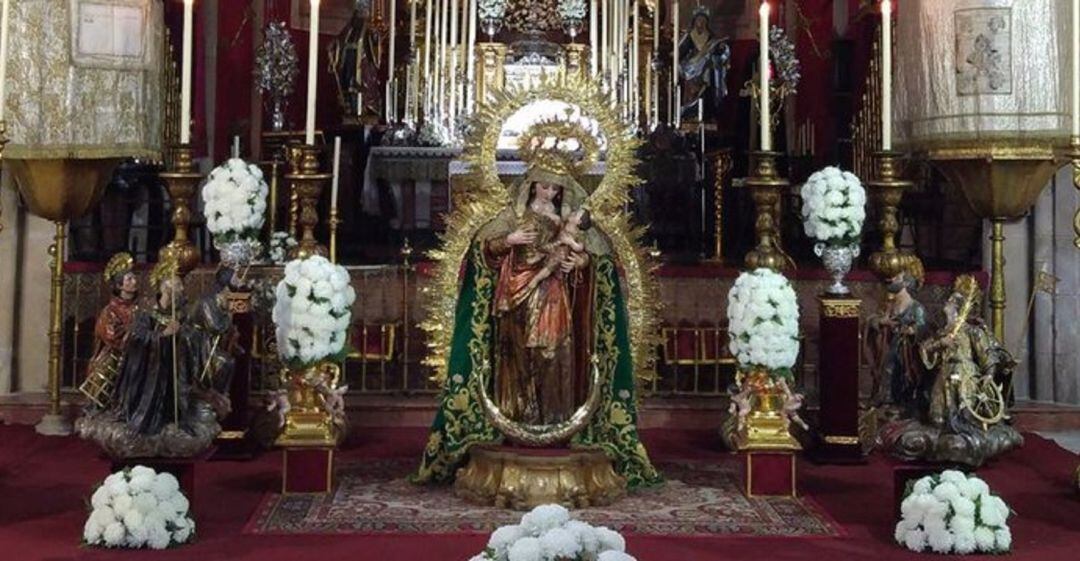 La Reina de Todos los Santos en el interior de la parroquia de Omnium Sanctorum