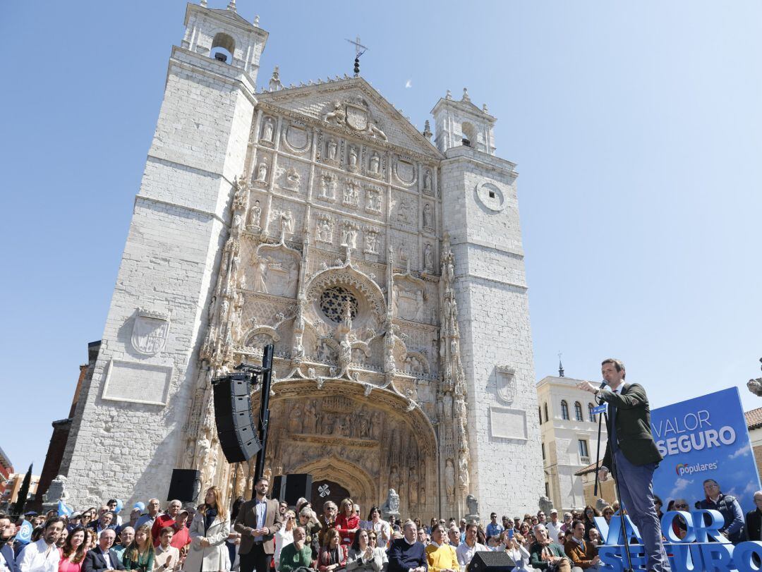 El presidente nacional del Partido Popular y candidato a la Presidencia del Gobierno, Pablo Casado en un mitin de campaña del Partido Popular en la Plaza de San Pablo, Valladolid