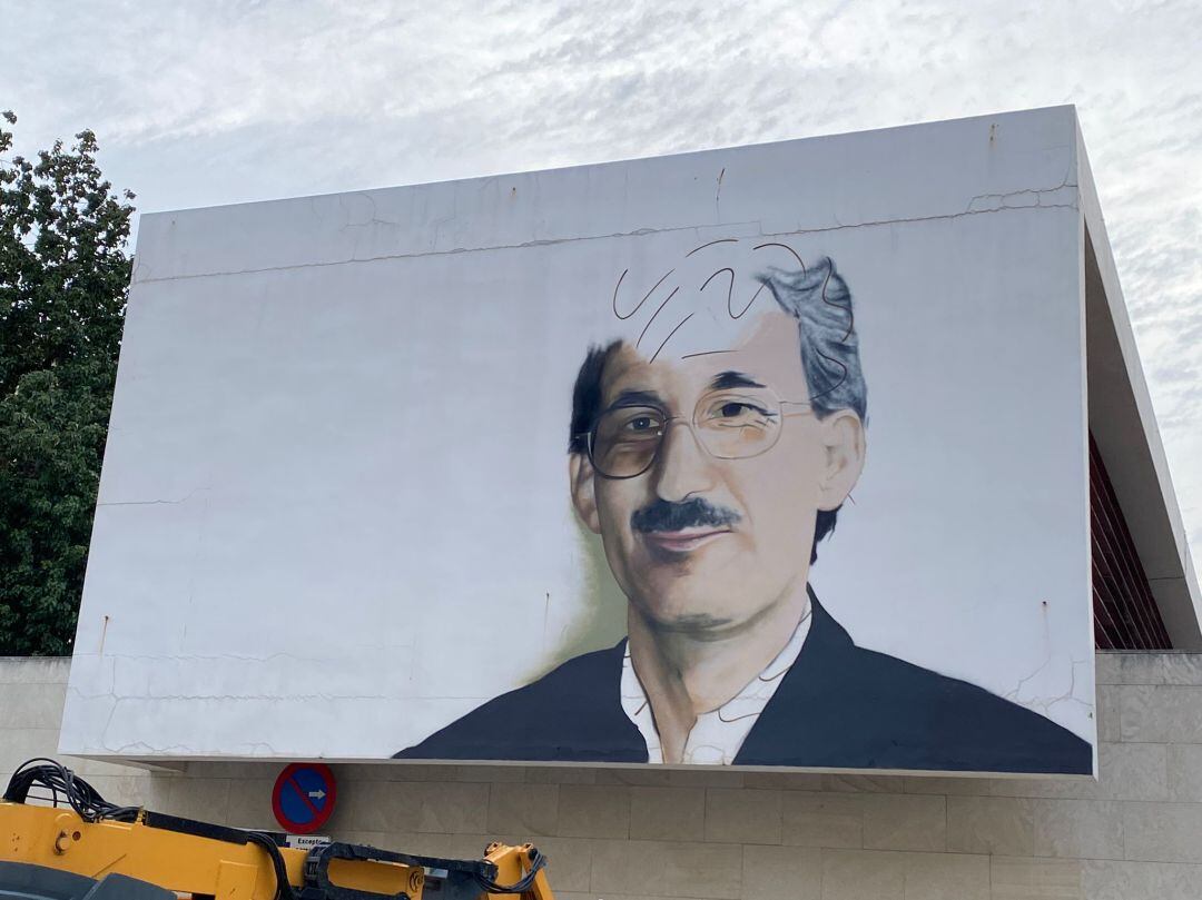 El grafiti prácticamente completo de Martín Carpena en el Centro Ciudadano de la Carretera de Cádiz (Málaga)