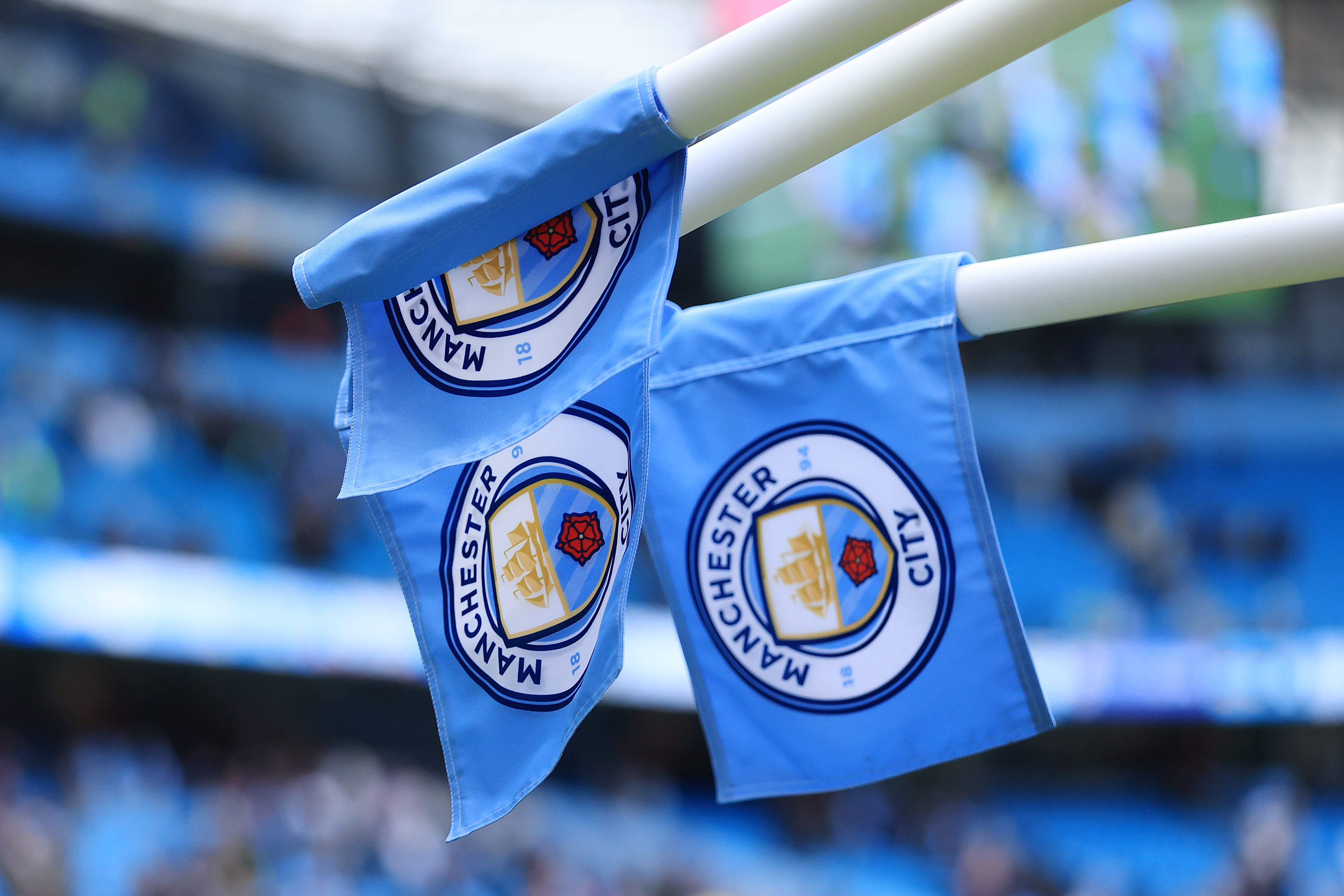 Banderines del Manchester City en la previa del partido de Premier League ante el Brentford