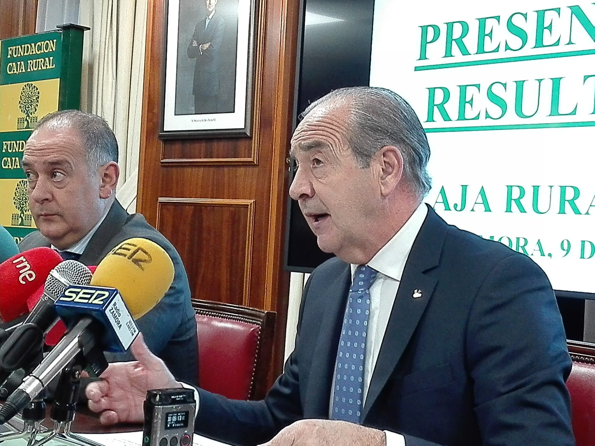 El  director general de Caja Rural de Zamora, Cipriano García, junto al presidente de la entidad, Nicanor Santos