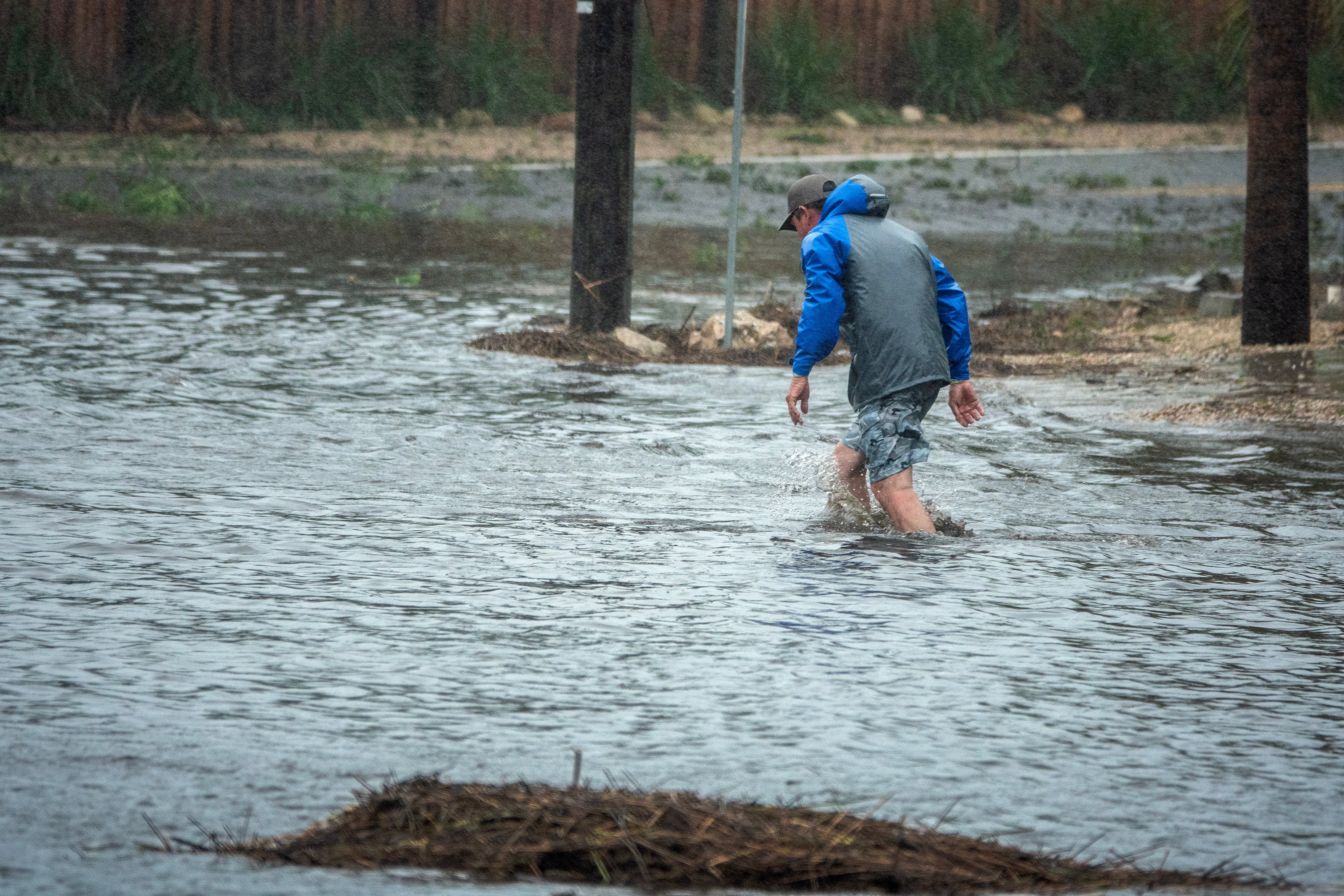 Una persona camina por una zona inundada por el huracán Idalia a su paso por Florida.