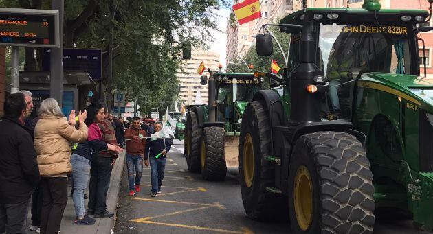 Muchos ciudadanos han apoyado a los agricultores en sus protestas y les aplaudían a su paso