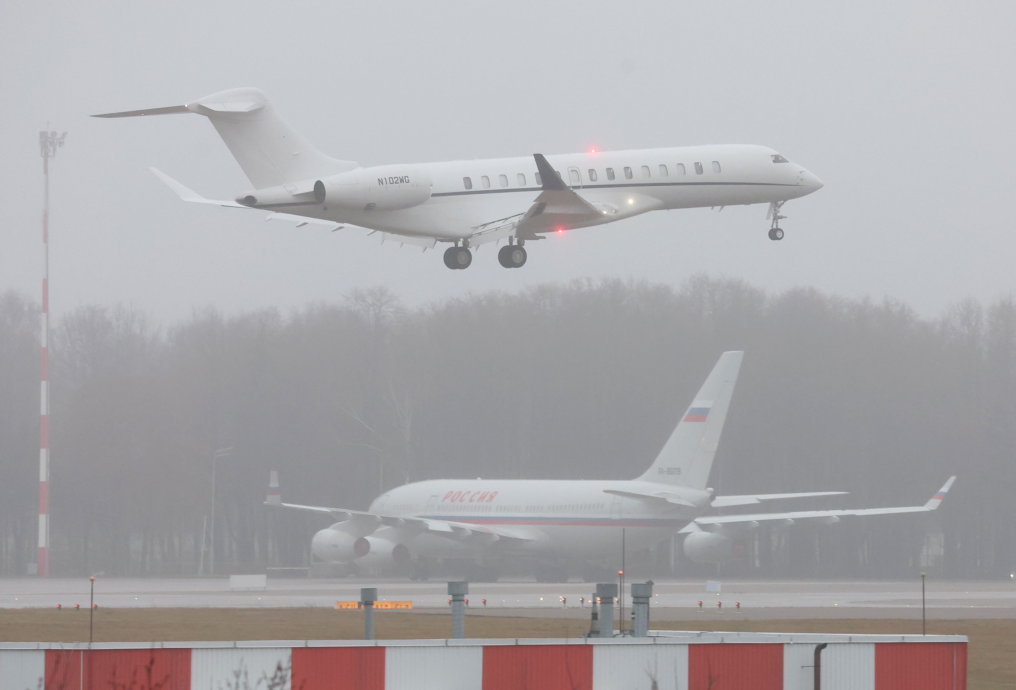 El enviado especial del presidente estadounidense, Steve Witkoff, llega al aeropuerto de Vnukovo en Moscú, Rusia. EFE/ Maxim Shipenkov