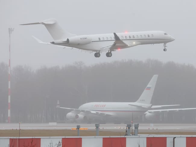 El enviado especial del presidente estadounidense, Steve Witkoff, llega al aeropuerto de Vnukovo en Moscú, Rusia. EFE/ Maxim Shipenkov