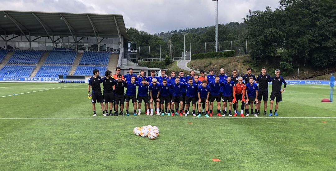 La plantilla y el cuerpo técnico de la Real posa en Zubieta antes del primer entrenamiento de la pretemporada