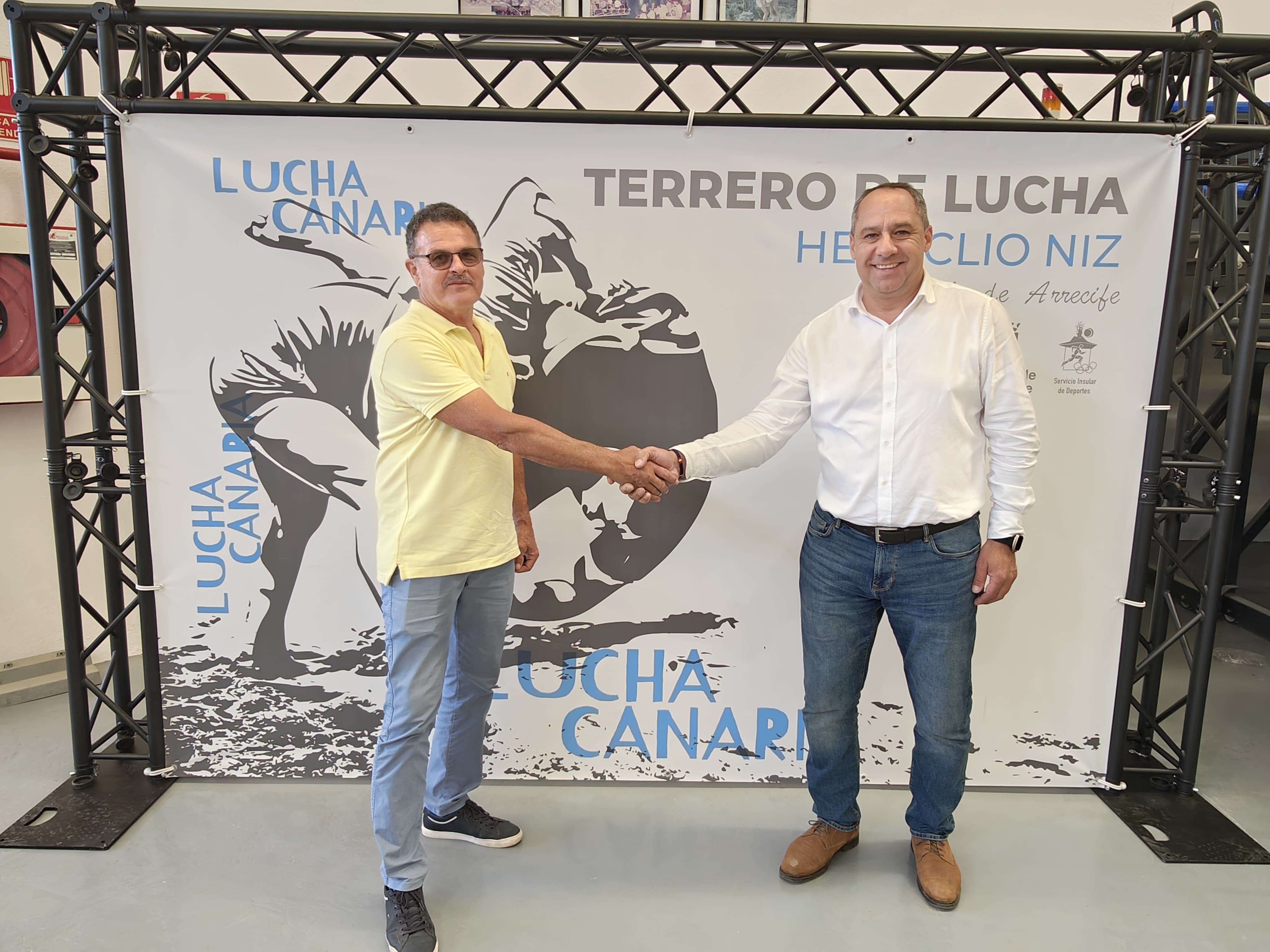 El consejero de Deportes, Juan Monzón, junto al presidente de la federación en Lanzarote.