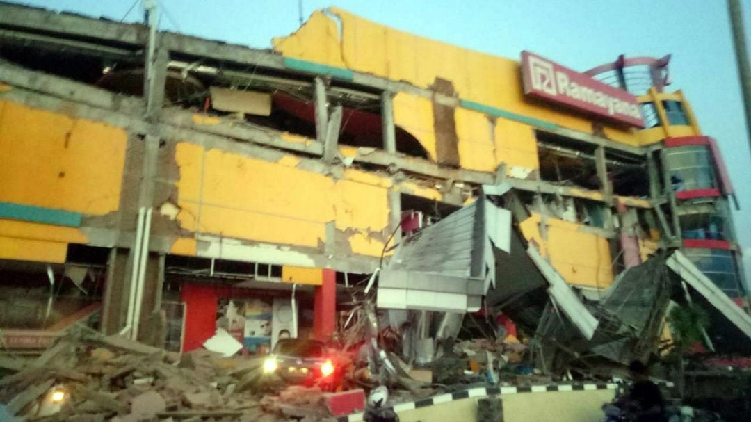 Vista de un edificio derrumbado tras un terremoto de magnitud 7,5 que sacudió la isla de Célebes.