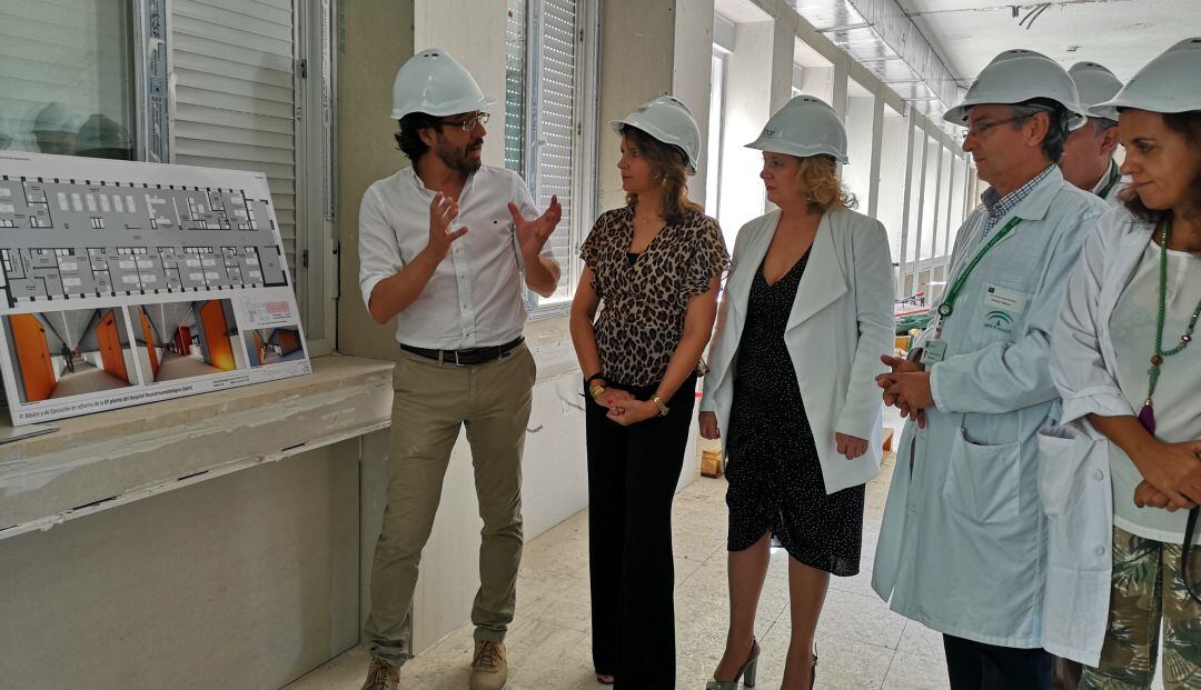 Ana Cobo y Teresa Vega visitan las obras del la nueva Unidad del Ictus.