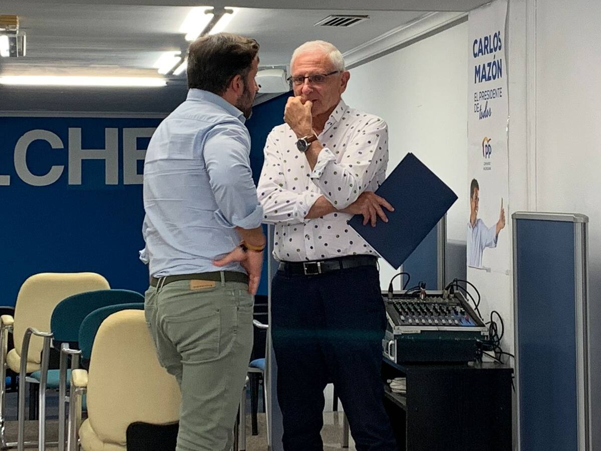 El exconcejal de Hacienda, Manuel Latour, se suma al proyecto de Pablo Ruz, pero descarta ir en la lista electoral