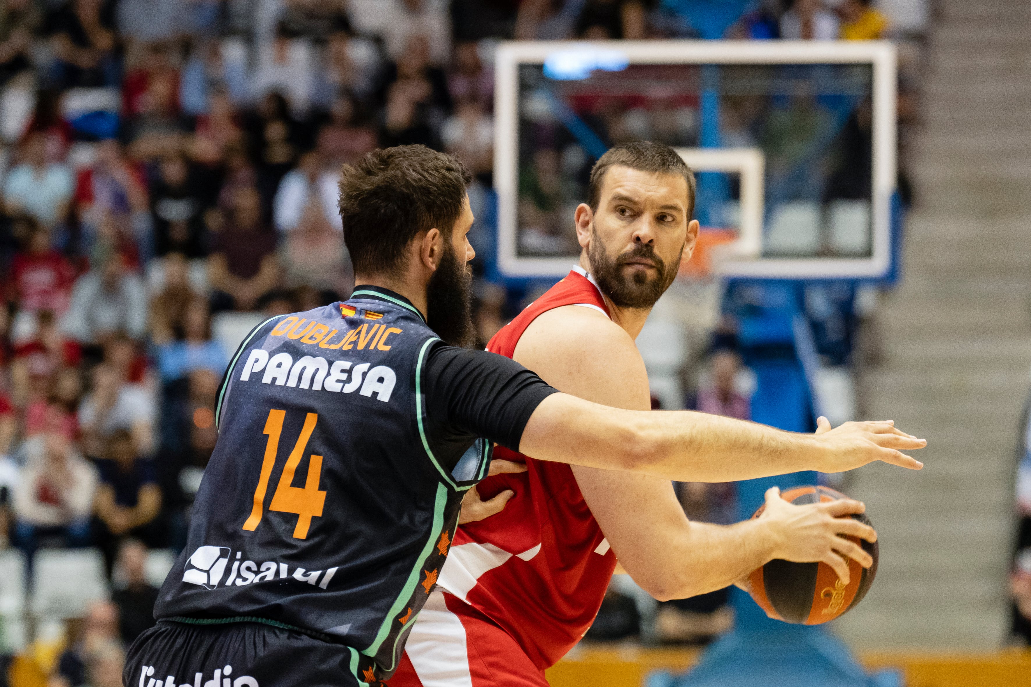 GIRONA, 12/03/2023.- El pívot montenegrino del Valencia, Bojan Dubljevic (i) lucha por el balón con el pívot Marc Gasol (d) del Basquet Girona durante el partido correspondiente a la Liga ACB Endesa disputado este domingo en el pabellón de Fontajau de Girona. EFE/David Borrat
