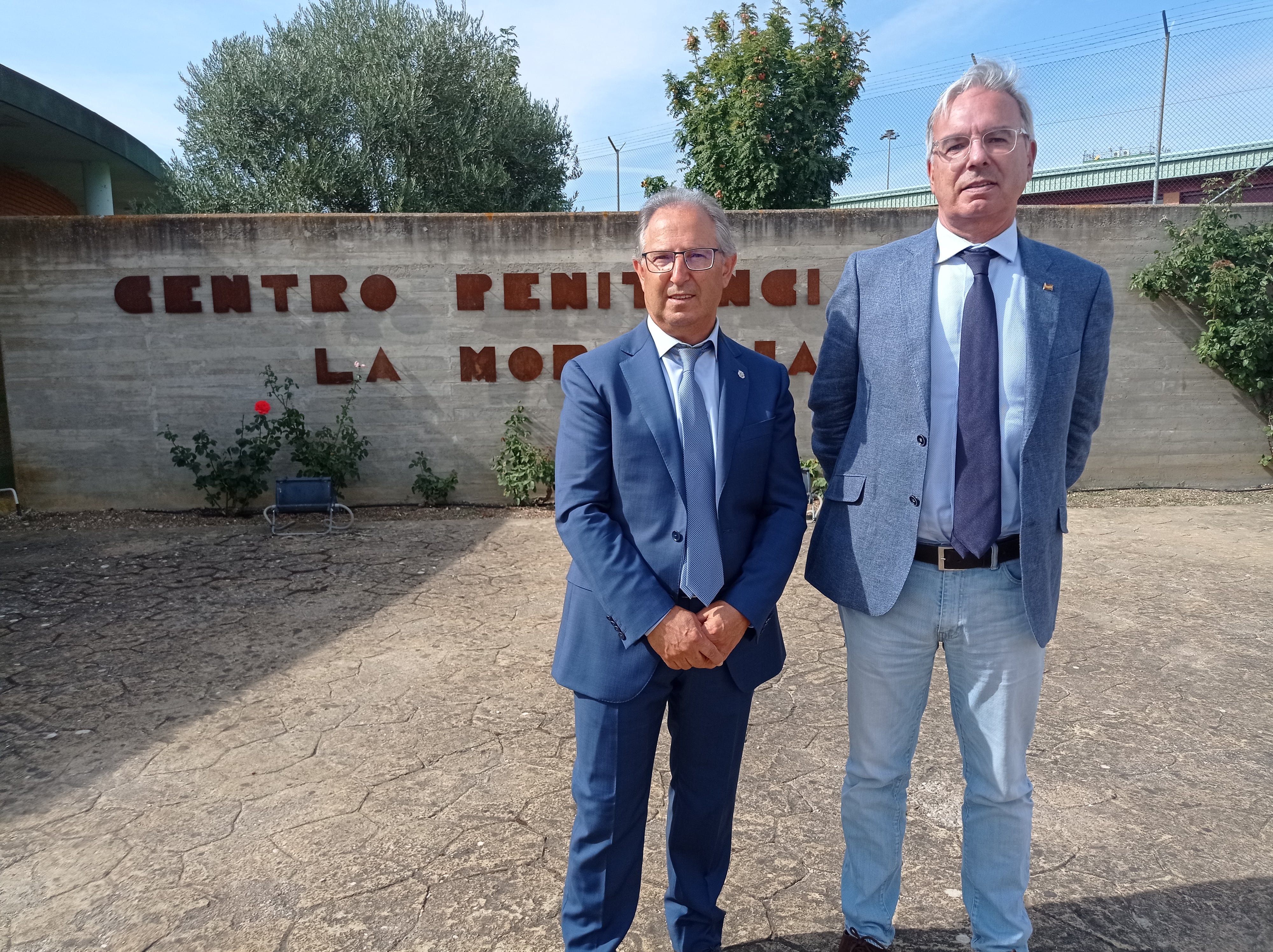 Javier Díez y Ángel Miguel Gutiérrez a las puertas del centro Penitenciario de La Moraleja