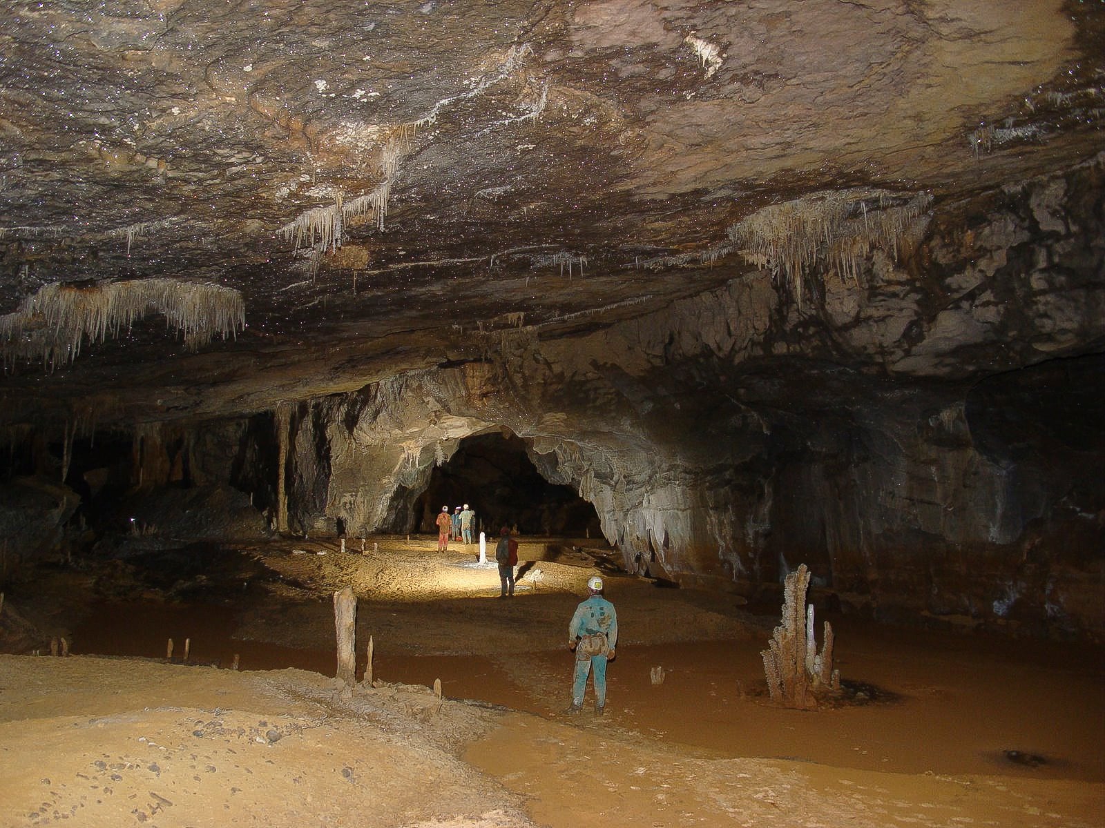 SAN ROQUE DE RÍO MIERA (CANTABRIA), 30/01/2024.- Vista del interior de una cueva del sistema de cavidades del Alto Tejuelo en Cantabria. Un grupo de espeleólogos ha logrado, después de 28 años estudiando el sistema de cavidades del Alto del Tejuelo, ha logrado conectar el mayor recorrido de cuevas de España, con 206 kilómetros de túneles. EFE/SECJA Espeleología /  ***SOLO USO EDITORIAL/SOLO DISPONIBLE PARA ILUSTRAR LA NOTICIA QUE ACOMPAÑA (CRÉDITO OBLIGATORIO)***
