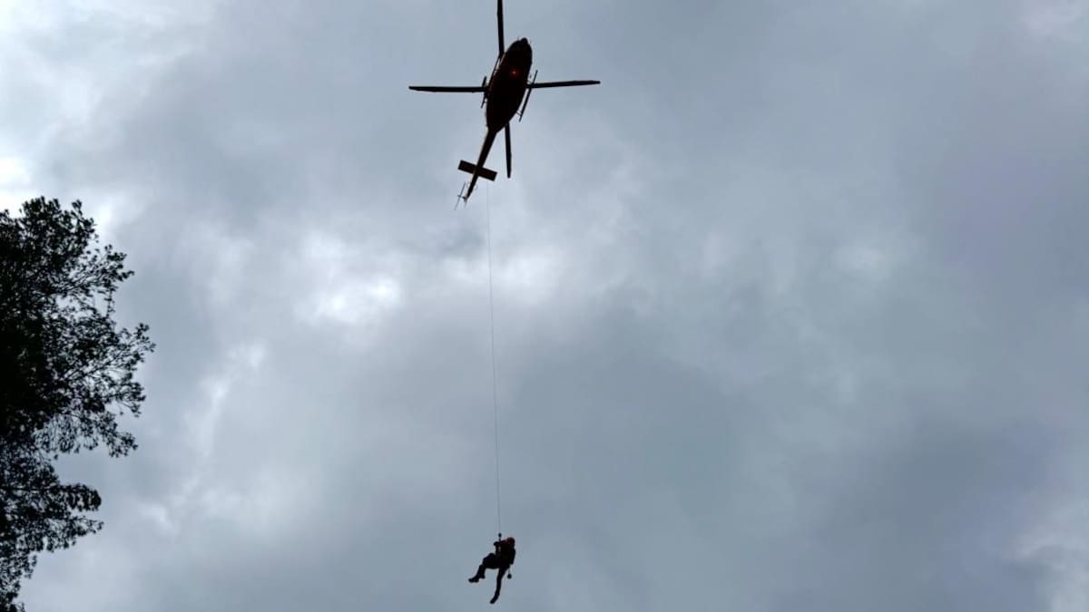 Rescate en helicóptero en Petrer de una senderista herida tras sufrir una caída en el paraje de la Rabosa