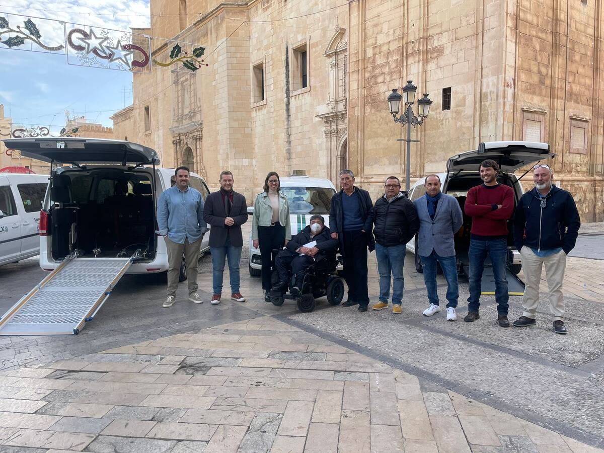 Elche conmemora el 30 aniversario de la implantación de taxis adaptados para personas con movilidad reducida