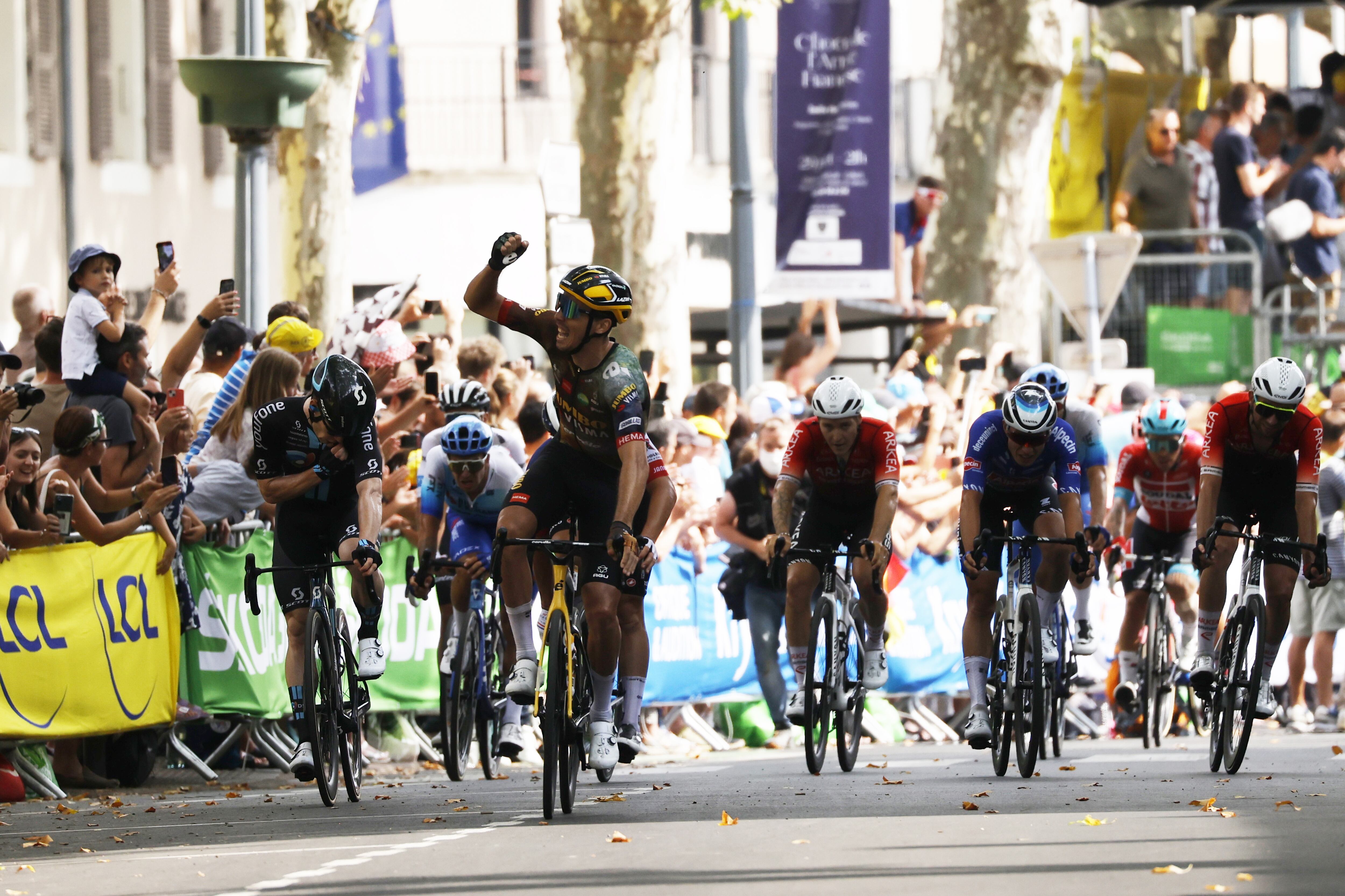 Cahors (France), 22/07/2022.- French rider Christophe Laporte (C) of Jumbo Visma celebrates after crossing the finish line to win the 19th stage of the Tour de France 2022 over 188.3km from Castelnau-Magnoac to Cahors, France, 22 July 2022. (Ciclismo, Francia) EFE/EPA/YOAN VALAT
