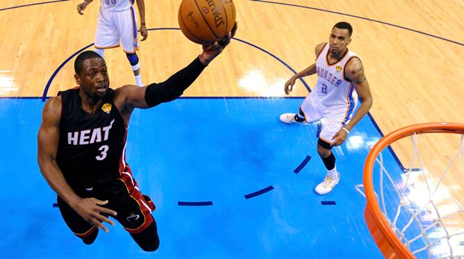 El jugador de los Heat se eleva ante la canasta de los Oklahoma City Thunder en el segundo partido de la final de la NBA, en el que se ha impuesto su equipo para colocar la serie en un empate a una victoria.