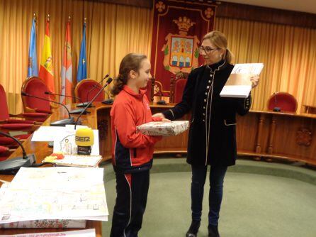 Yaiza recibe su premio de manos de la alcaldesa