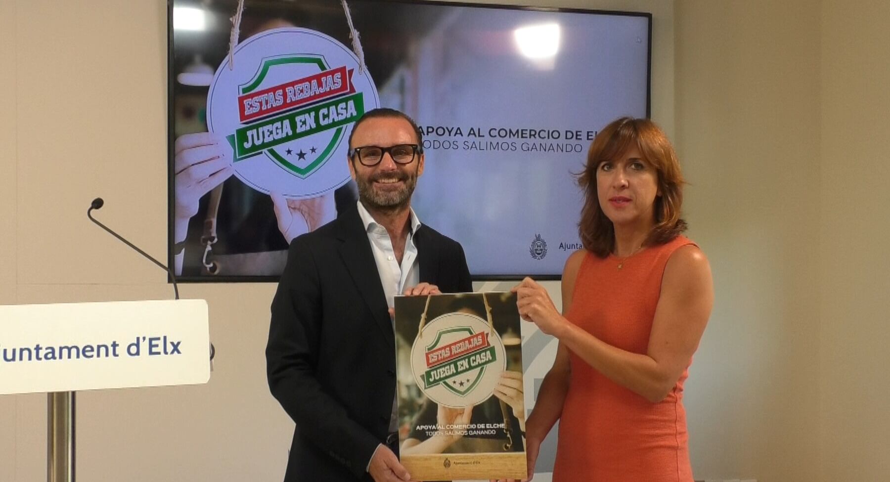 Tito Costa presentando la campaña de rebajas del verano de 2023 del Ayuntamiento de Elche con Susana Antón