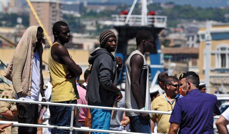 Foto de archivo. Inmigrantes desembarcan en el puerto de Catania, Sicilia (Italia).