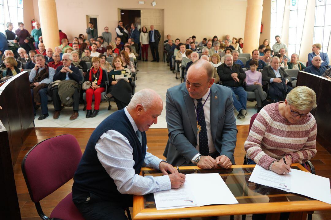 El presidente Miguel Ángel de Vicente durante la firma de los convenios con dos alcaldes de la provincia 