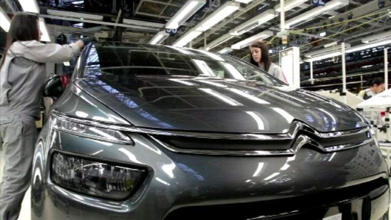 Operarios de la planta de PSA PEugeot Citoën en Vigo durante la fabricación de uno de los vehículos de la marca gala.