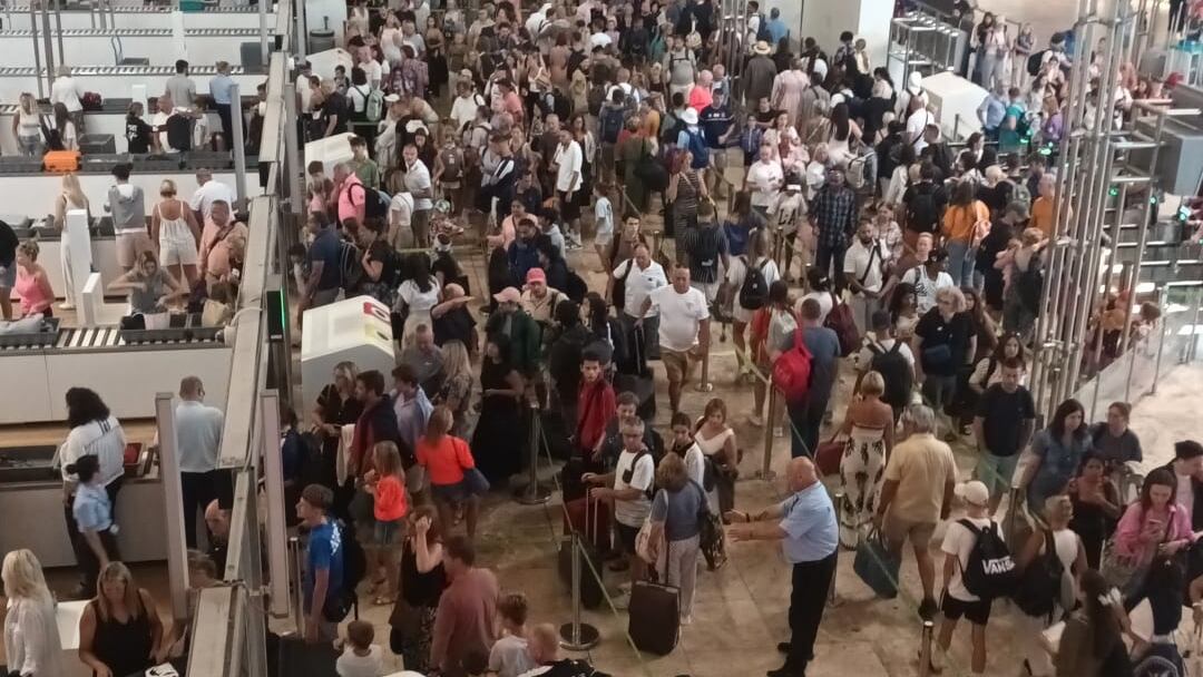Colas en los accesos a los arcos de seguridad en el aeropuerto Alicante-Elche Miguel Hernández