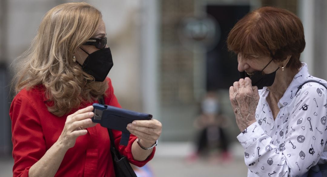 Dos mujeres con mascarilla.