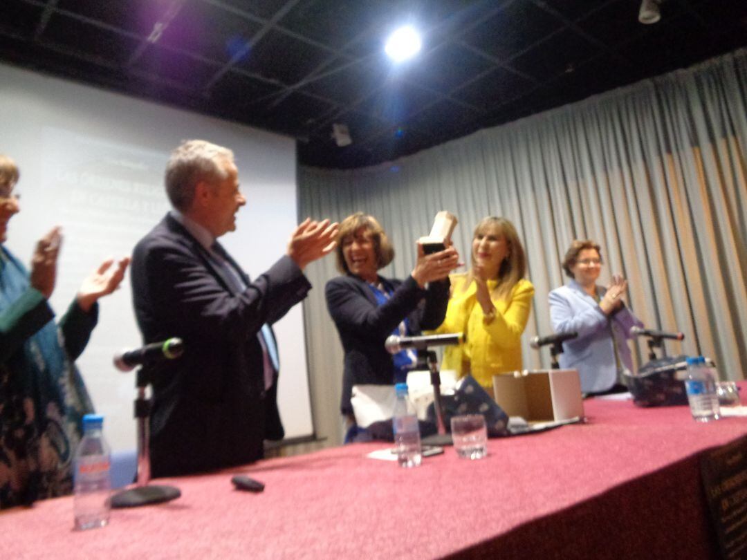 Pilar Rodríguez de las Heras, en el marco del XXV aniversario de la UBU, recibe un detalle de su vicerrector para agradecer la colaboración de la Biblioteca Municipal