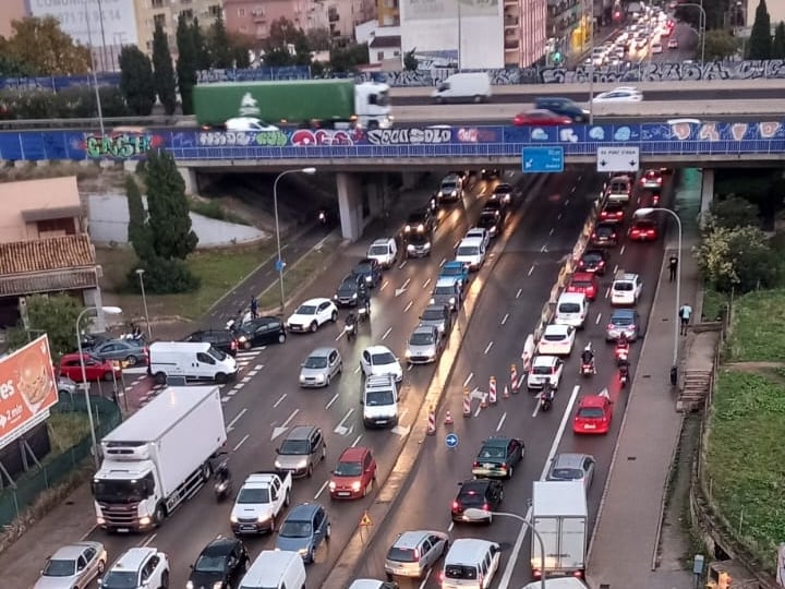 Imagen tomada poco antes de las 8:30 de la mañana de la calle Aragón a la altura de Vía de Cintura