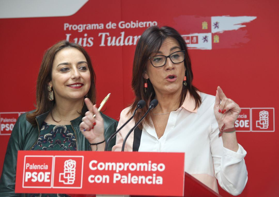 La secretaria de Organización del PSCyL, Ana Sánchez; y la secretaria general del PSOE de Palencia, Miriam Andrés (I), en la presentación de la candidatura del PSOE por la provincia de Palencia al Congreso y al Senado