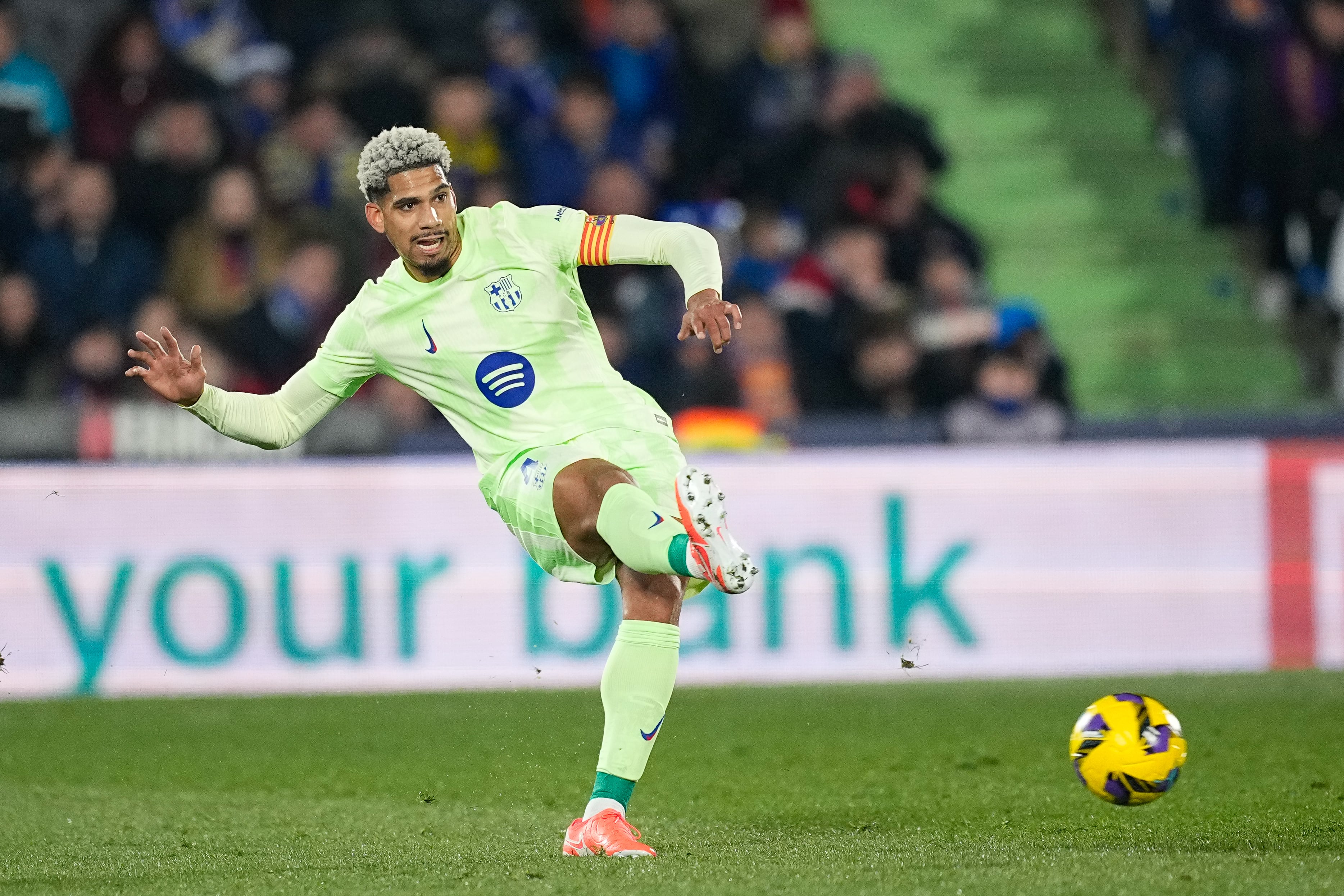 Ronald Araújo filtra un pase en el partido entre el Getafe y el Barcelona