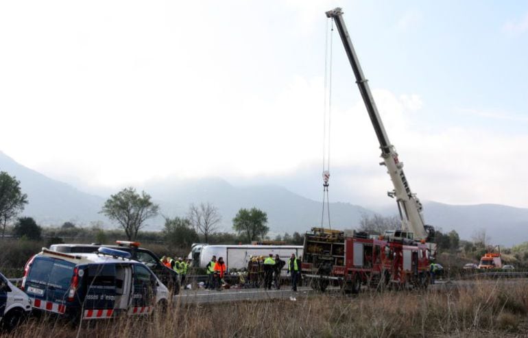 El autocar siniestrado en la AP-7, en Freginals.