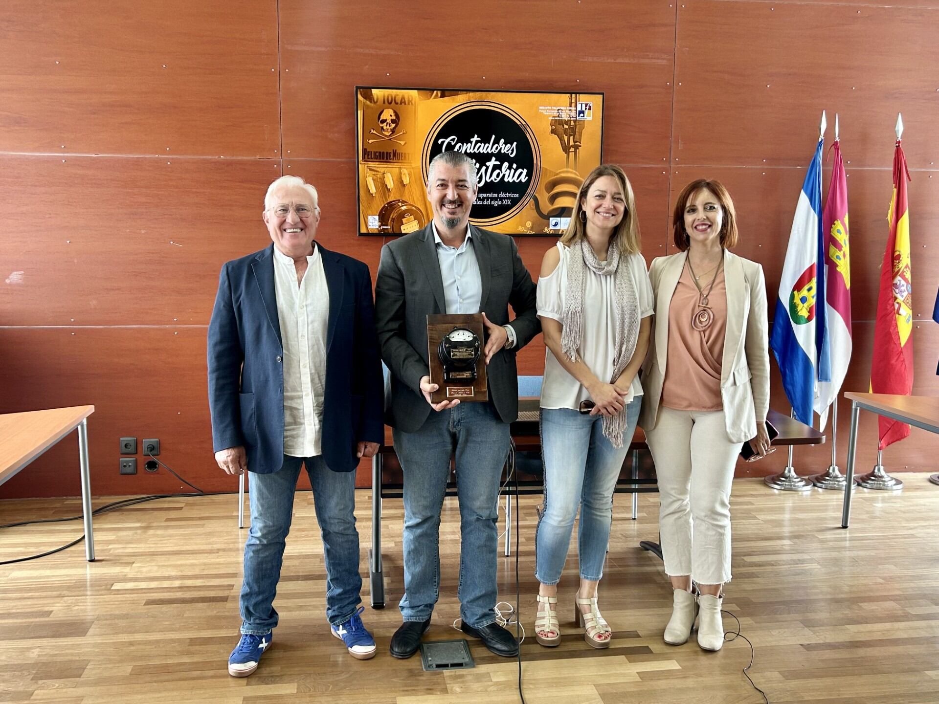 De izquierda a derecha: Francisco Gurriel, promotor de la exposición; Gerardo Sánchez, presidenta de la Fundación Talavera Ferial; Gelen Delgado, concejala de Turismo; y Cristina MAartín, gerente dle ferial.