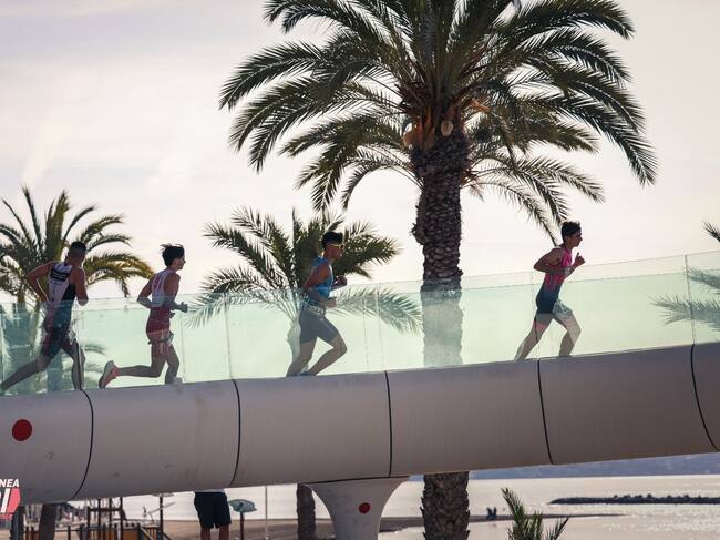 Triatletas subiendo la pasarela del Postiguet