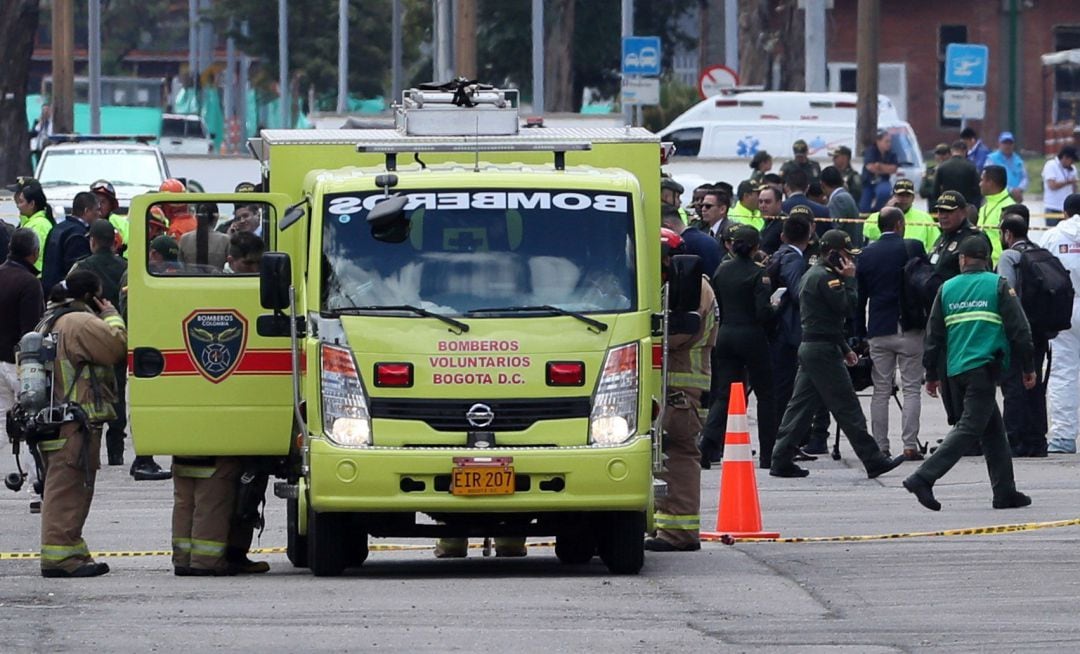 Miembros del cuerpo de Bomberos Voluntarios de Bogotá trabajan en el lugar donde un coche bomba causó una explosión en la Escuela General Santander de la Policía en Bogotá (Colombia)