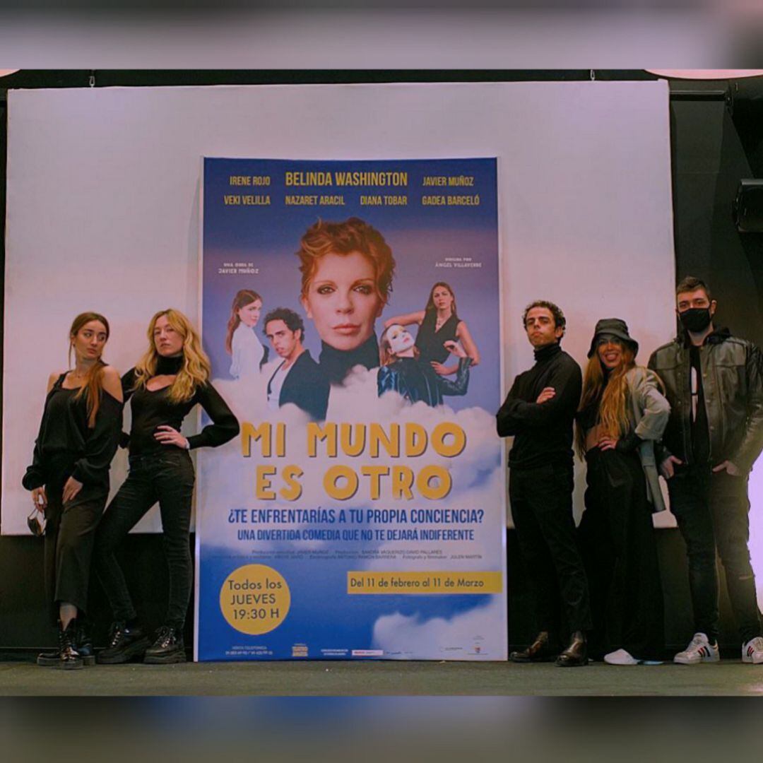 Elenco de la obra con Nazaret Aracíl