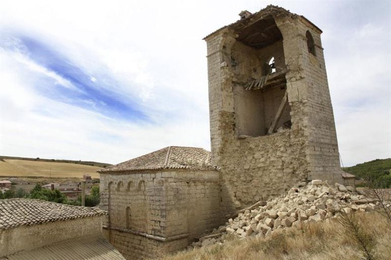 Imagen del estado en el que quedó la torre de la iglesia de Valdespina