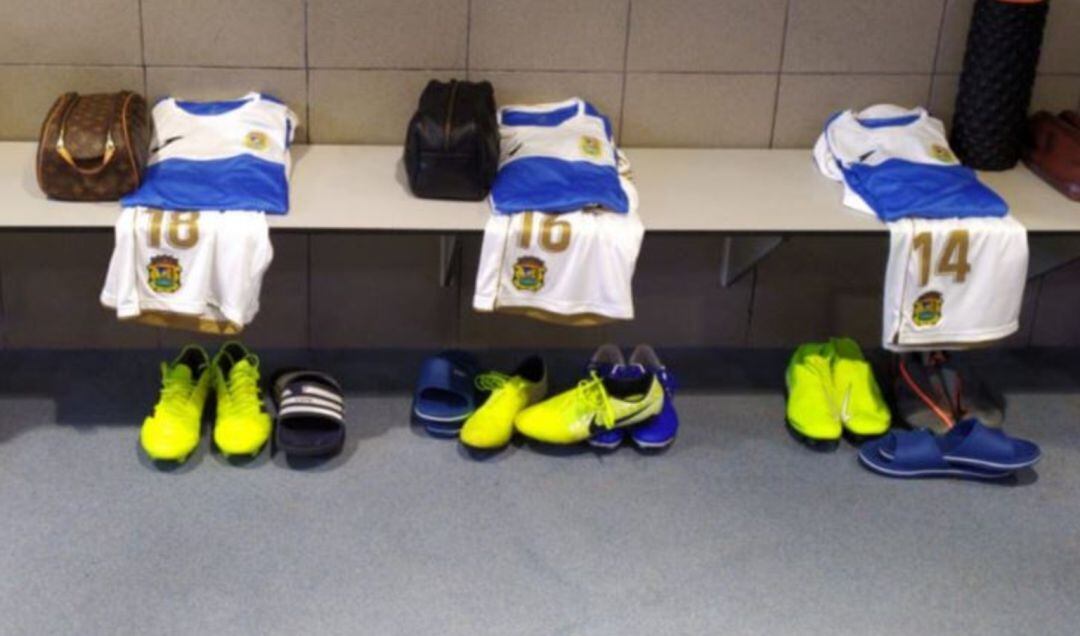 Las equipaciones de tres jugadores del Fuenlabrada. Se desconoce cuáles de los miembros de la plantilla están afectados por la gastroenteritis que afecta de forma general a todo el club.